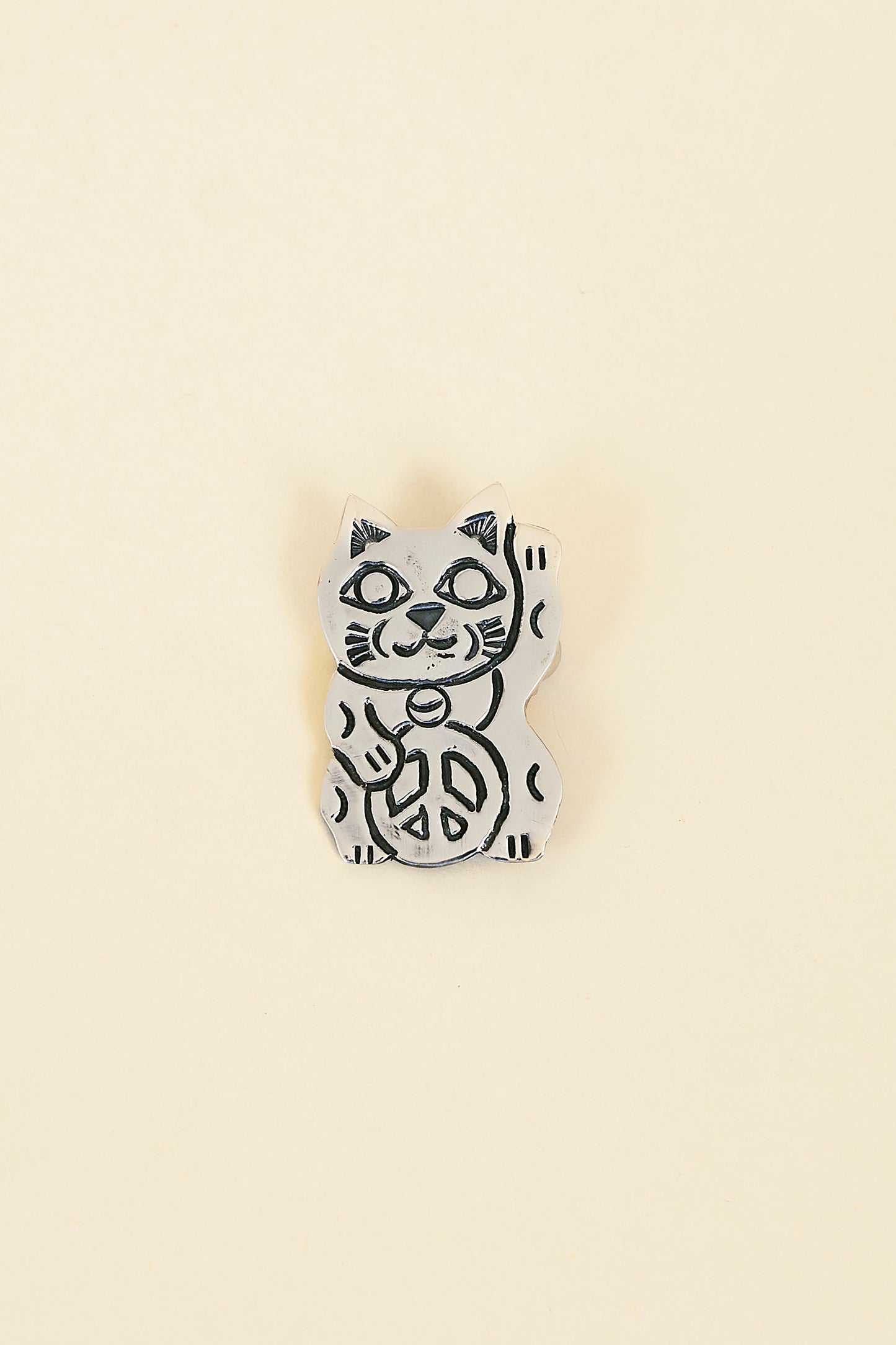Munqa Peace Maneki Neko Pin